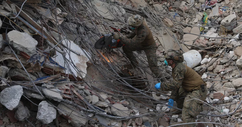 Death toll nears 2,000 as questions mount over Venezuela's quake response