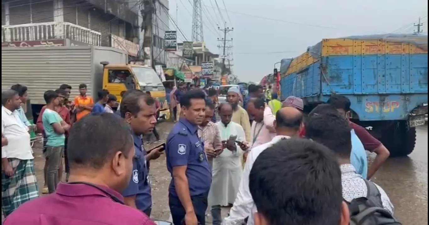 RMG workers block Dhaka-Mymensingh highway in Gazipur over arrears