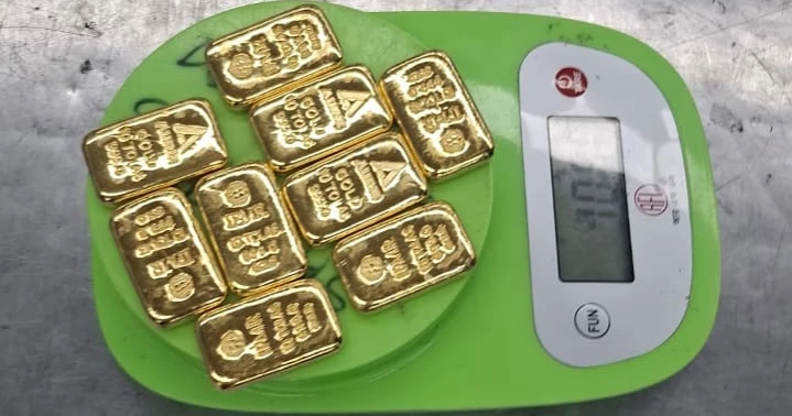 1.049kg gold seized from Biman employee at Dhaka airport