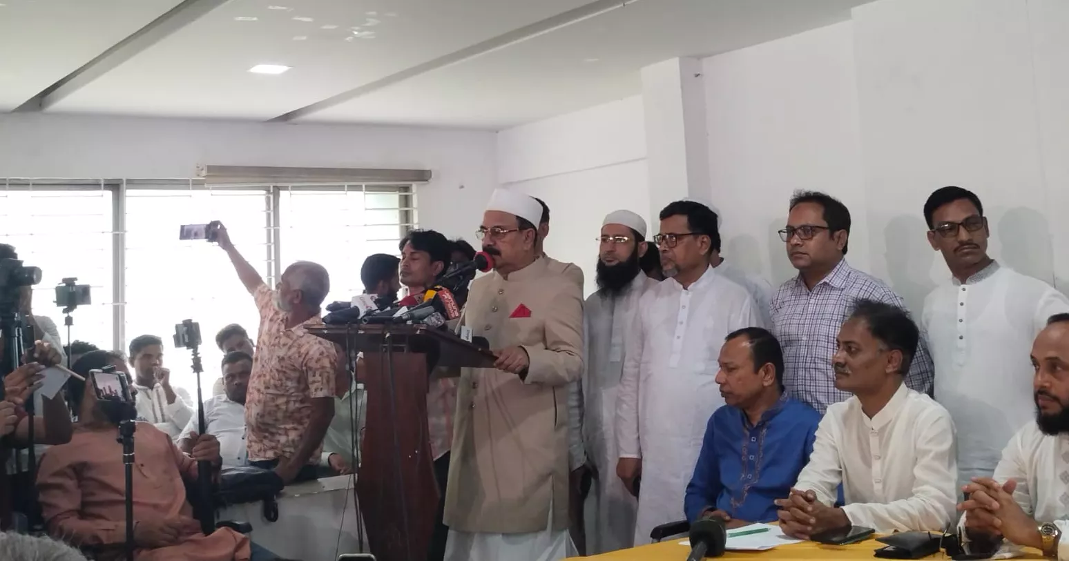 Banning any political party not a solution: Gayeshwar