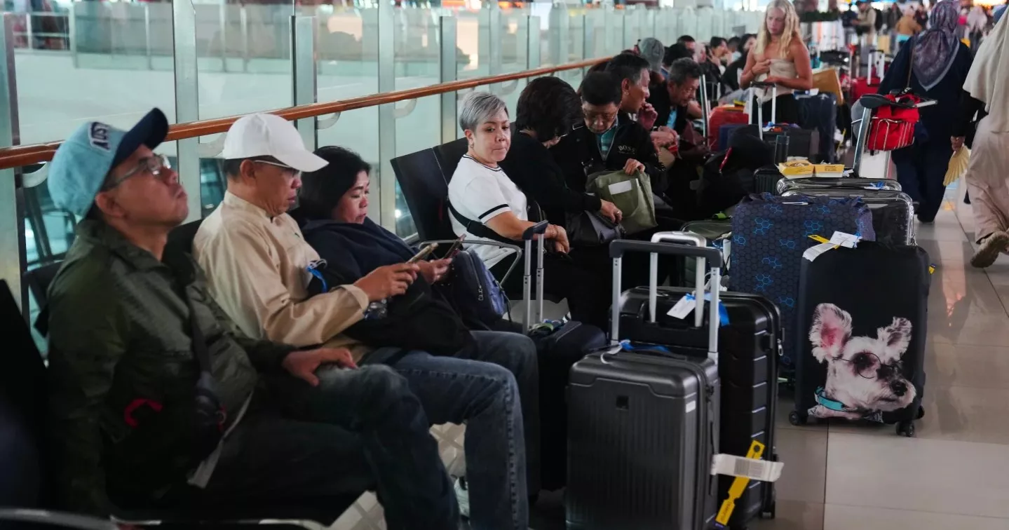 Indonesia cancels flights as Anak Krakatau eruption disrupts air travel