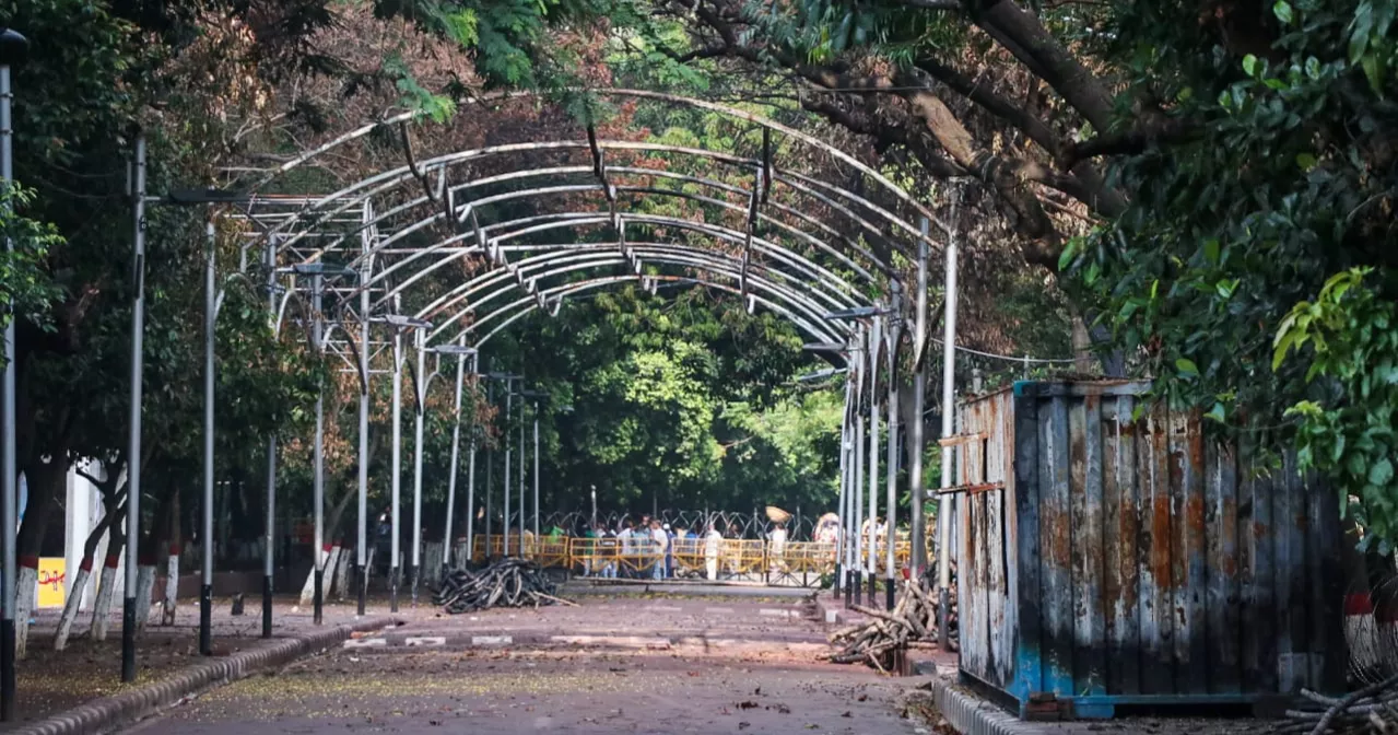 Mourners barred from paying homage to Bangabandhu at Dhanmondi 32