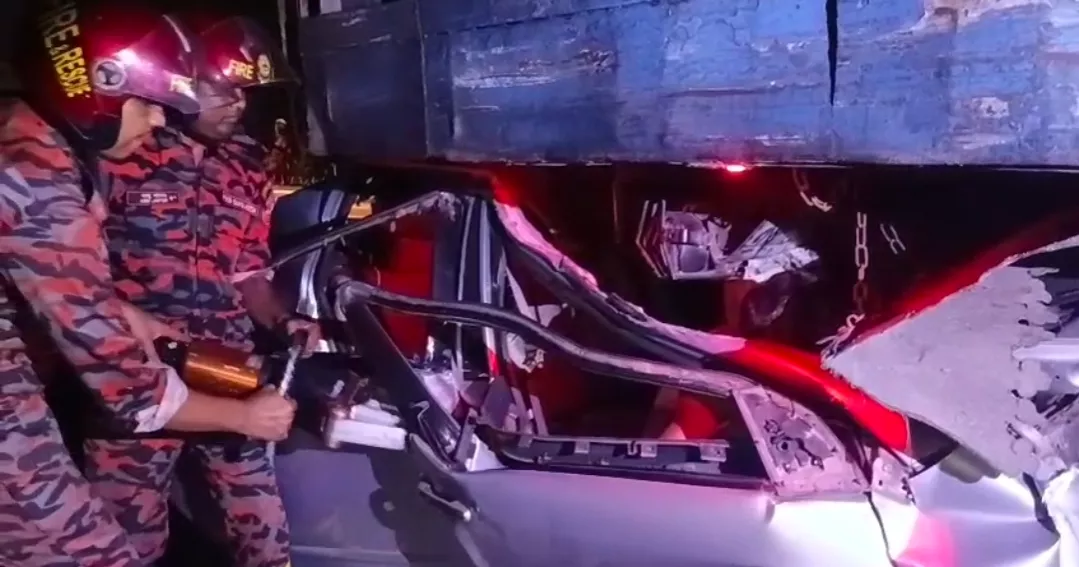 5 killed as car crashes into truck on expressway in Faridpur