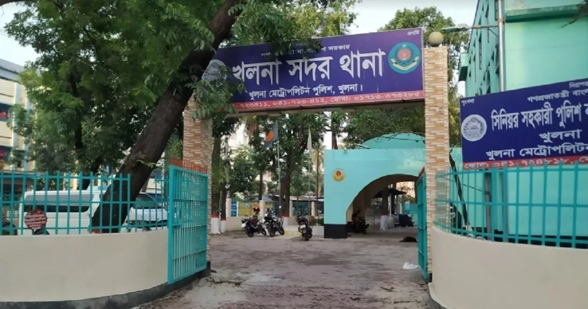 Crowds besiege Khulna Sadar Police Station protesting release of cop