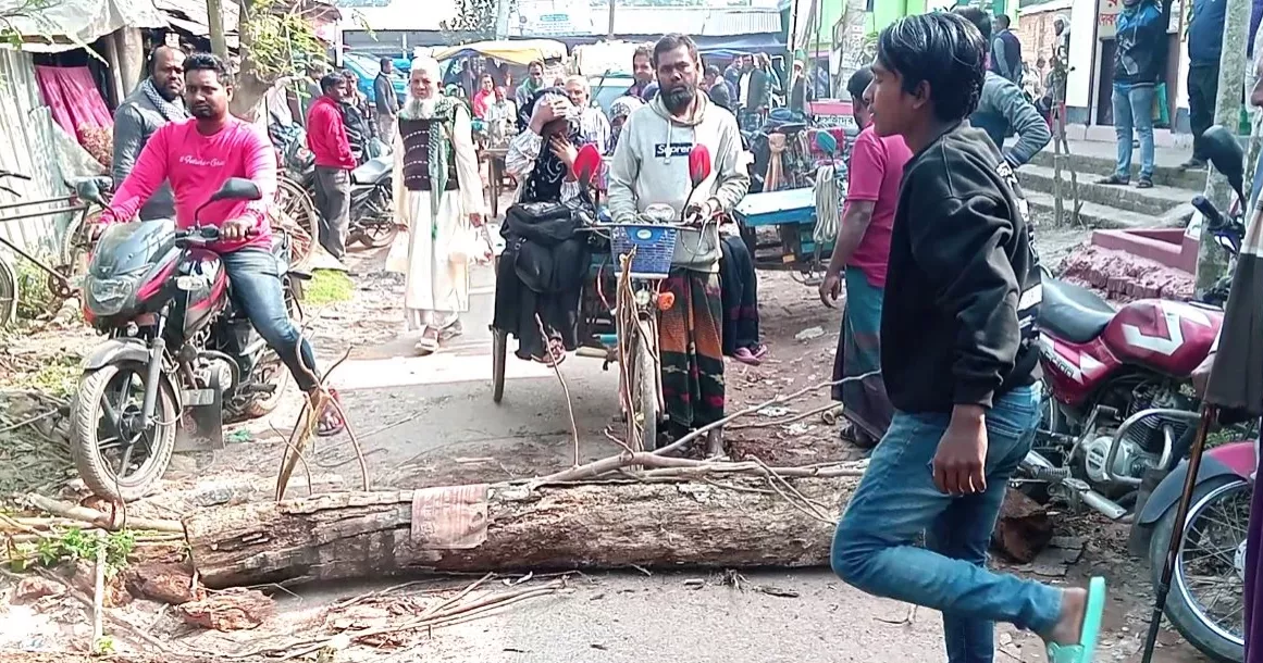 Natore farmers block road demanding fertilizer