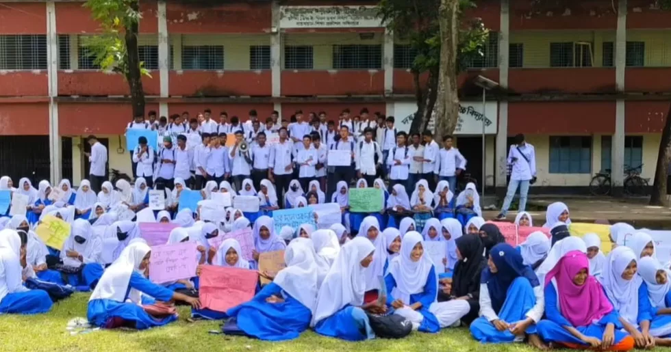 Students boycott classes at Lalmonirhat school over teacher shortage
