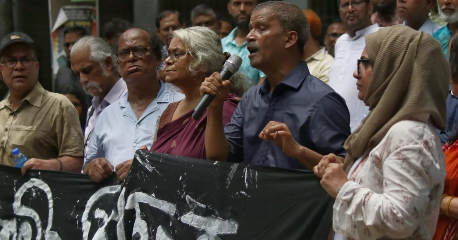 DU ‘Anti-Repression Teachers’  gather at Shahbagh protesting attacks on students