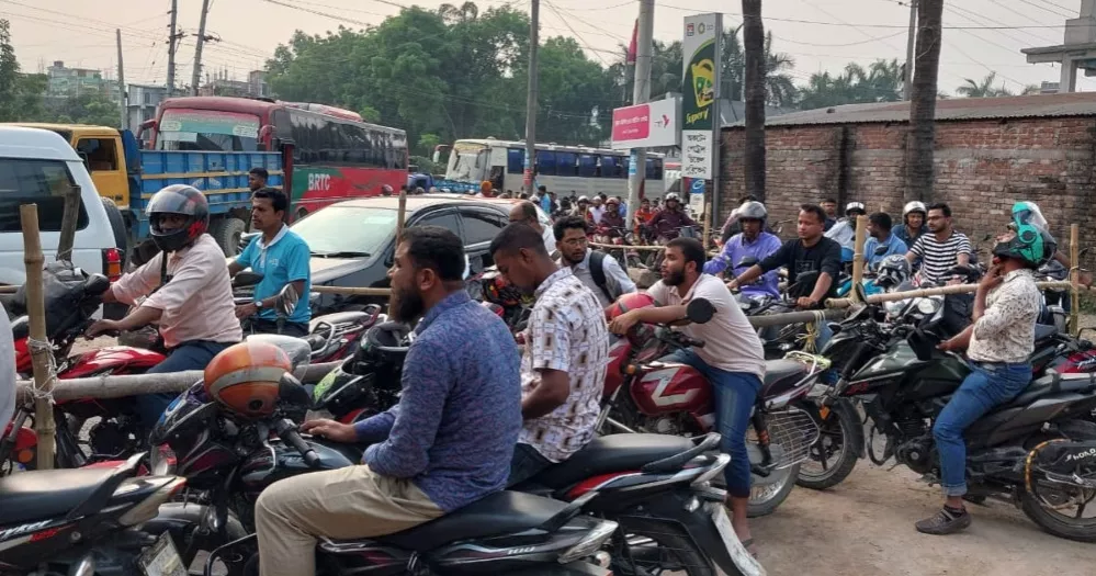 Fuel crisis hits Rangpur, motorists spend hours in queues