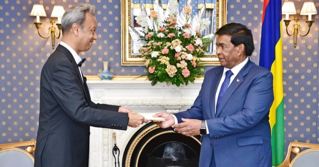 High Commissioner Zokey Ahad presents credentials to president of Mauritius