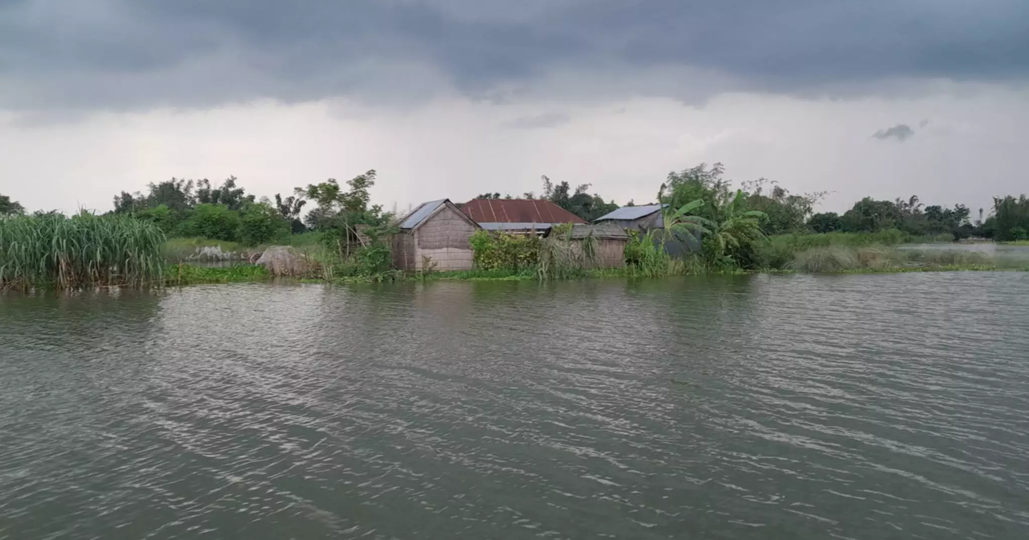 60,000 stranded in Daulatpur as Padma rises 3cm in 24 hours