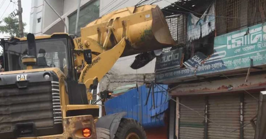 100 illegal bus counters evicted, sealed in DSCC drive in Sayedabad