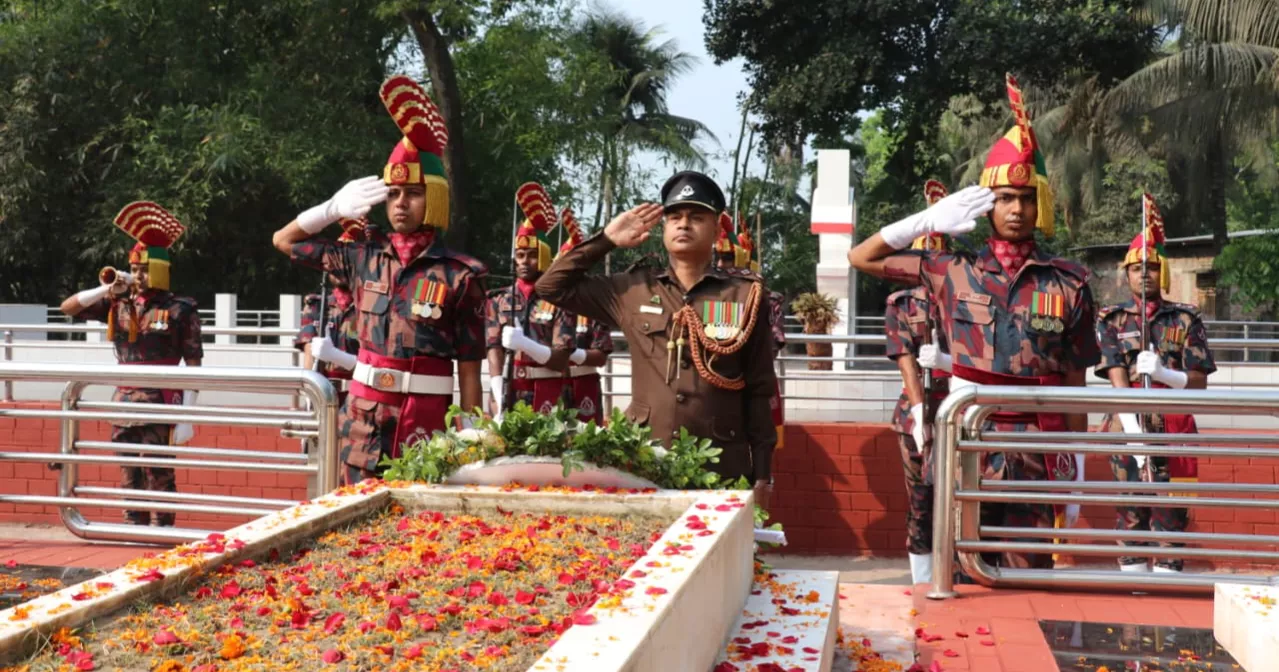 BGB gives Guard of Honor at Bir Sreshtho Noor Mohammad’s grave