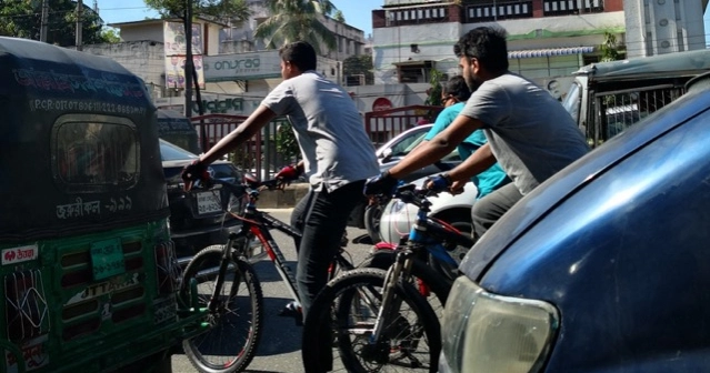 Lack of dedicated cycling lanes puts riders at risk in Bangladesh
