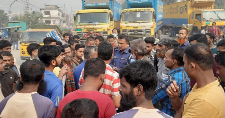 Members of truck owners’ association block Narayanganj street, demand leader's release