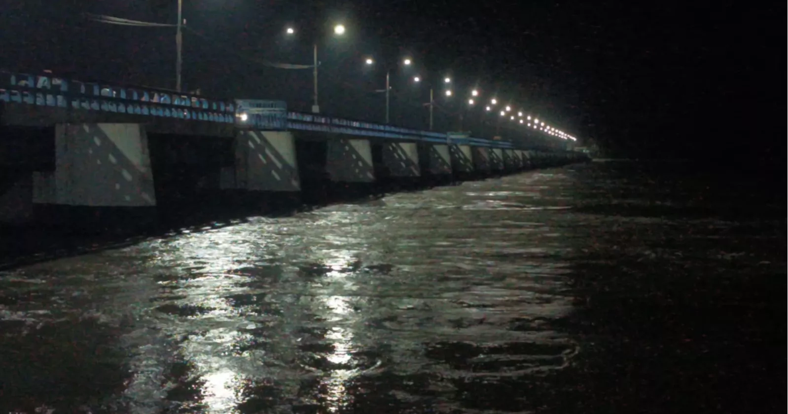 Teesta water level close to breaching danger mark in Lalmonirhat; short-term flooding feared