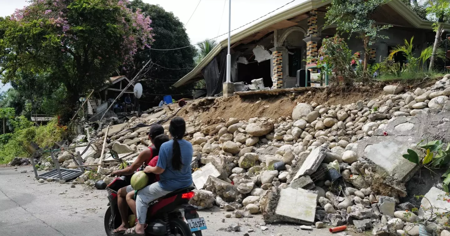 Two powerful earthquakes strike southern Philippines, leaving at least 7 dead