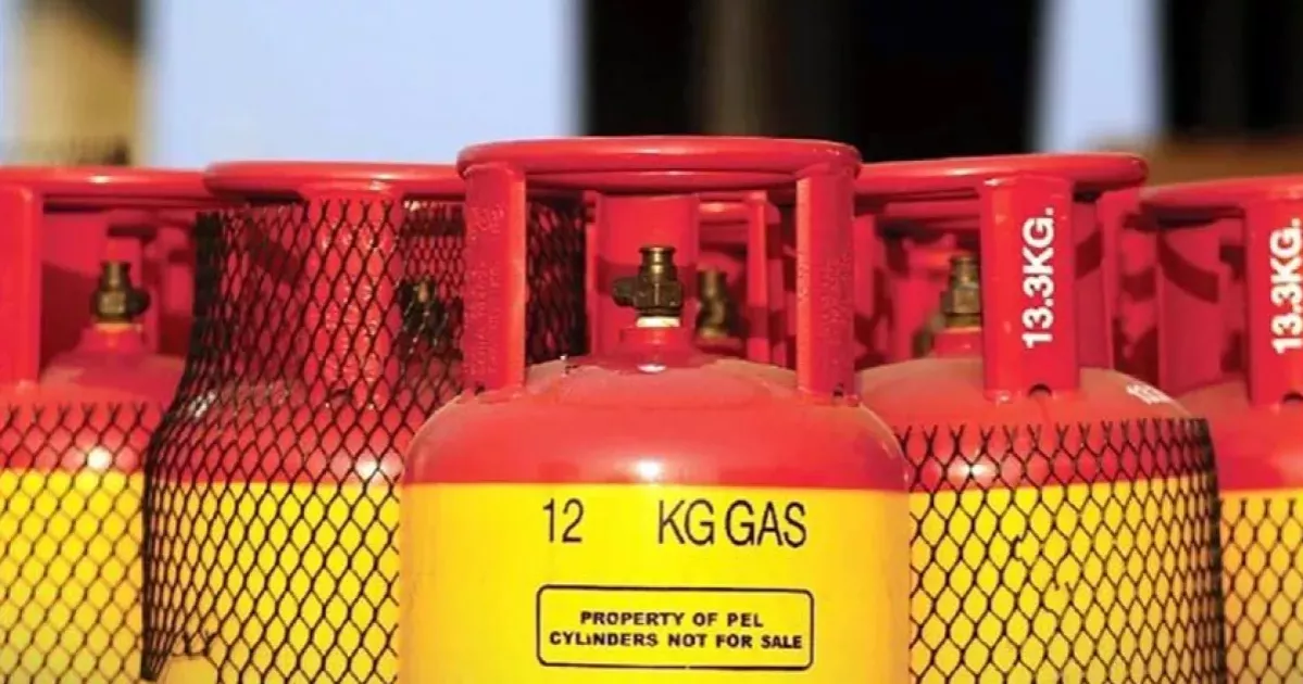 LPG cylinders sell Tk 300-500 above govt fixed price amid acute shortage