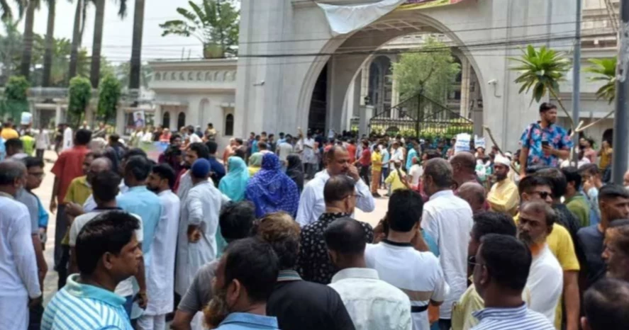 Clash between two factions of Ishraq supporters at Nagar Bhaban, 8 injured