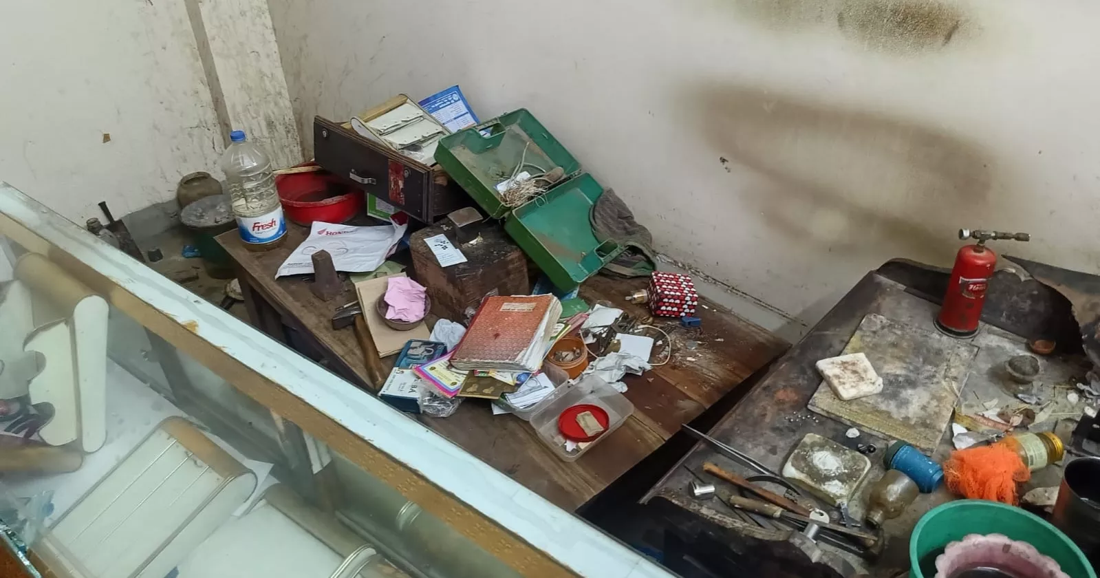 Robbers loot jewellery shops, pharmacy in Rajbari