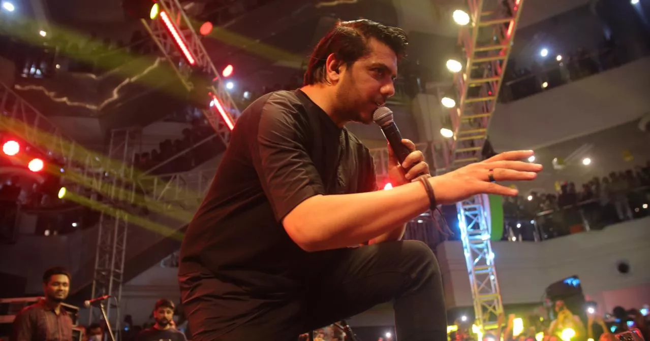 Pakistani band Jal returns to Dhaka after 12 years; chaos mars concert