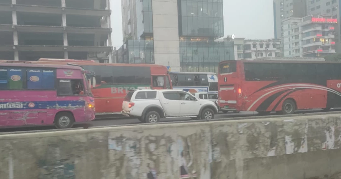 Inqilab Moncho‘s blockade triggers traffic jam on Dhaka-M’singh highway