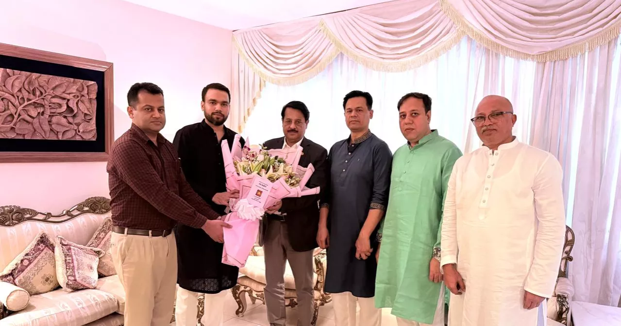 Prof Yunus sends birthday bouquet to Khaleda Zia