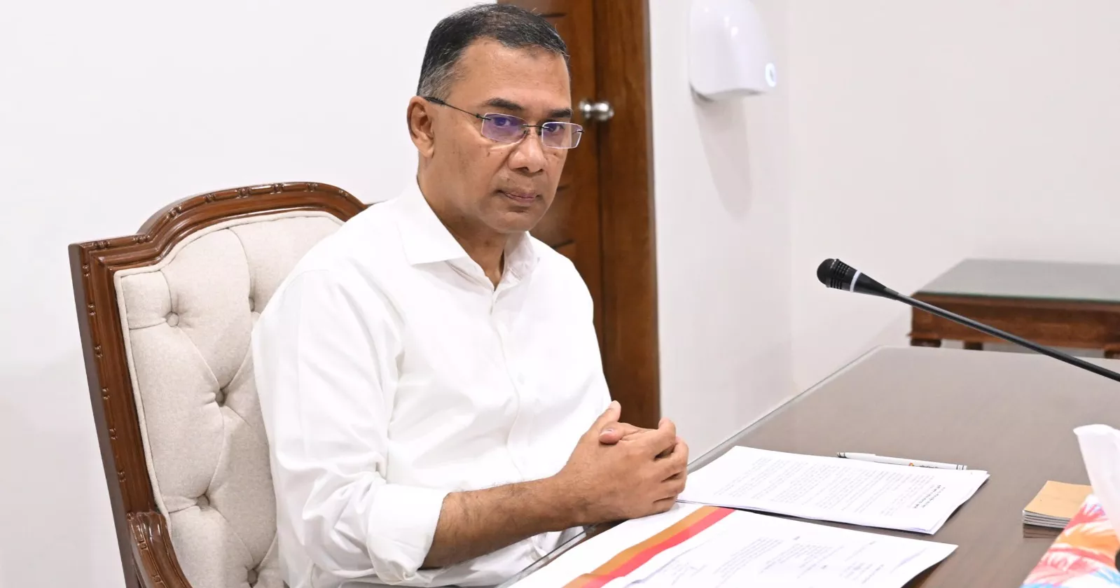 PM urges frugal electricity use after switching off half the lights at office