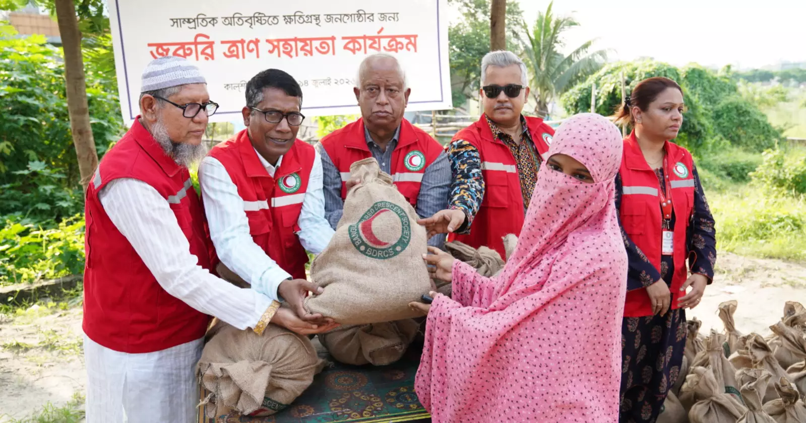 Bangladesh Red Crescent Society distributes humanitarian assistance to 700 waterlogged families in Mirpur