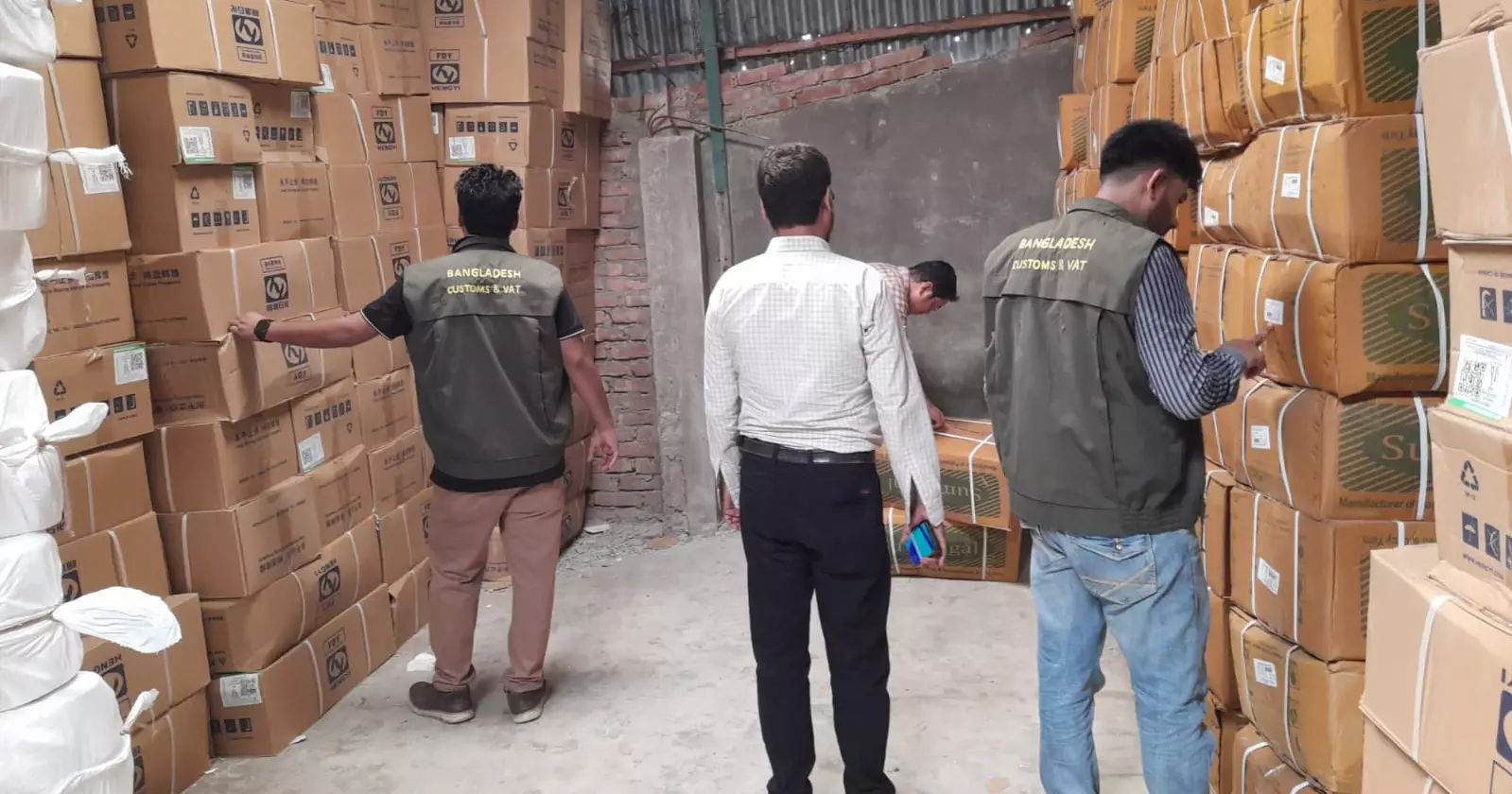 Yarn worth Tk 2.95cr seized from 4 N’ganj warehouses