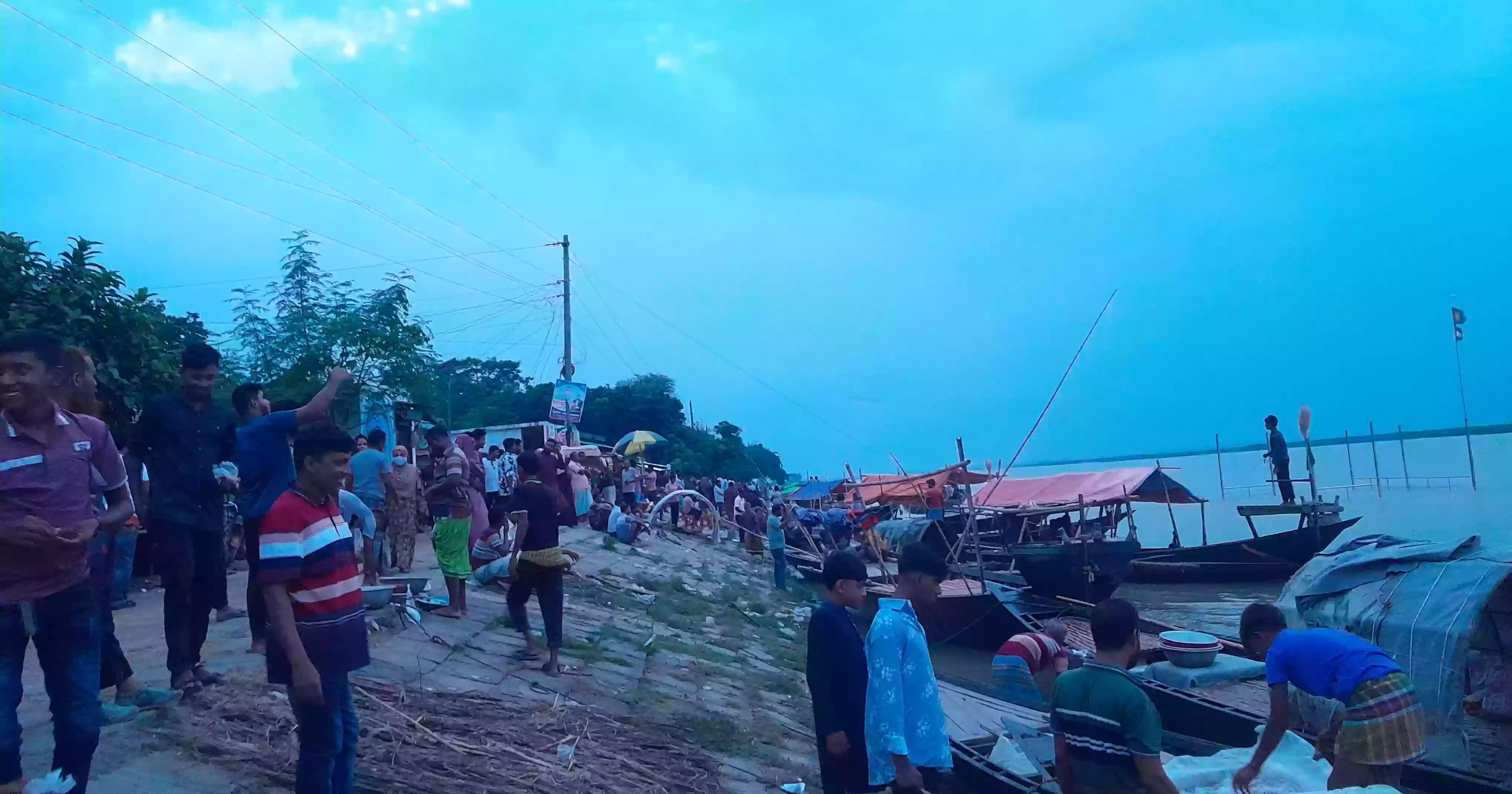 Padma comes alive again in Daulatpur as holiday crowds flock to riverbank