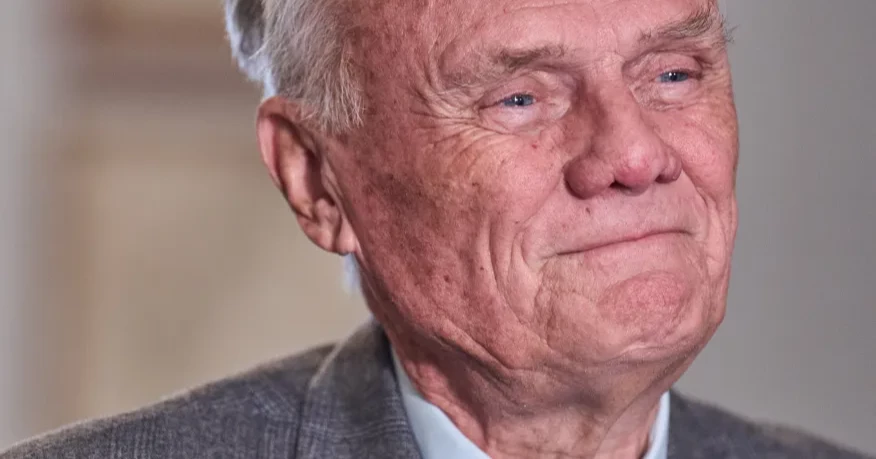 Former usher backs Trump on White House ballroom plan