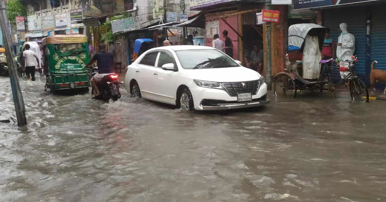 Incessant rain floods Khulna city, adjacent areas