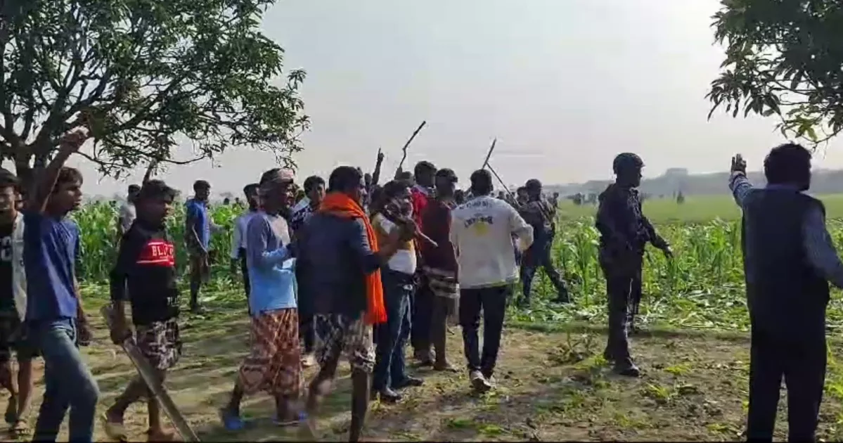 Bangladeshi, Indian civilians face off along Chapainawabganj border