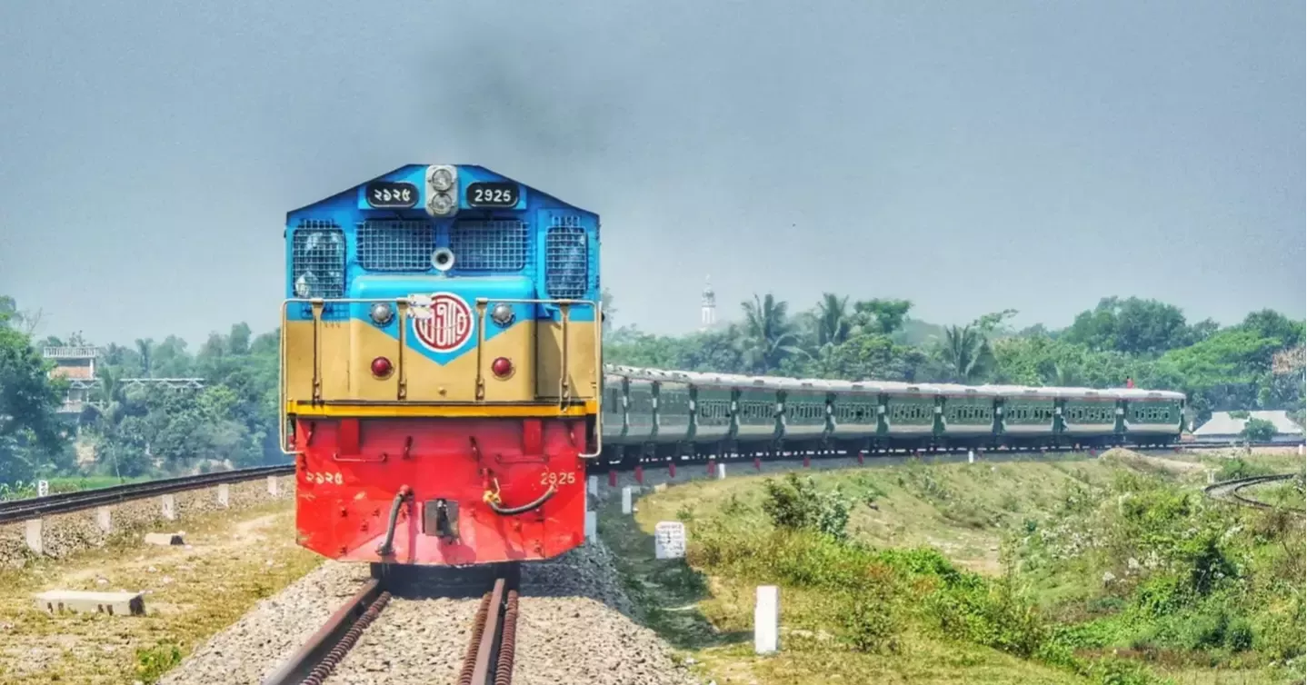Rail link on Rahanpur-Rajshahi route resumes after 9hrs in Chapainawabganj