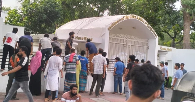 Students now guarding residences of Chief Justice, SP of Dhaka