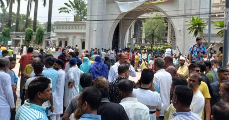 Mayor-elect Ishraque’s supporters locked all gates of Nagar Bhaban disrupting services