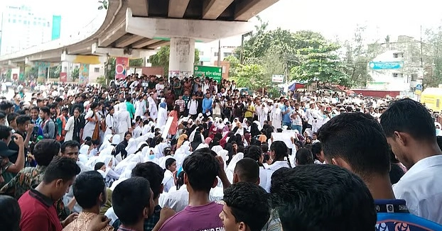Polytechnic students block Satrastha intersection over 6-point demand