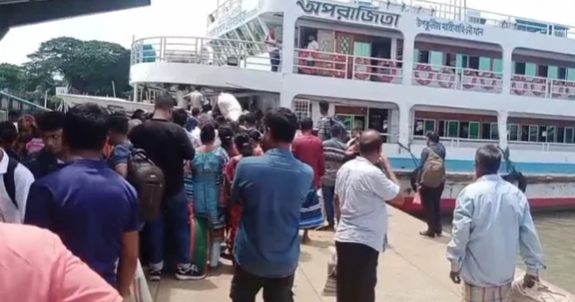 Launch and sea-truck services suspended from Bhola for inclement weather