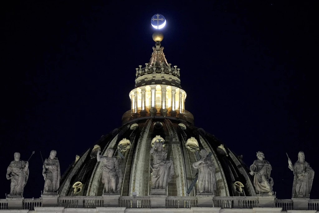 Pope rests with ventilation mask as he battles pneumonia