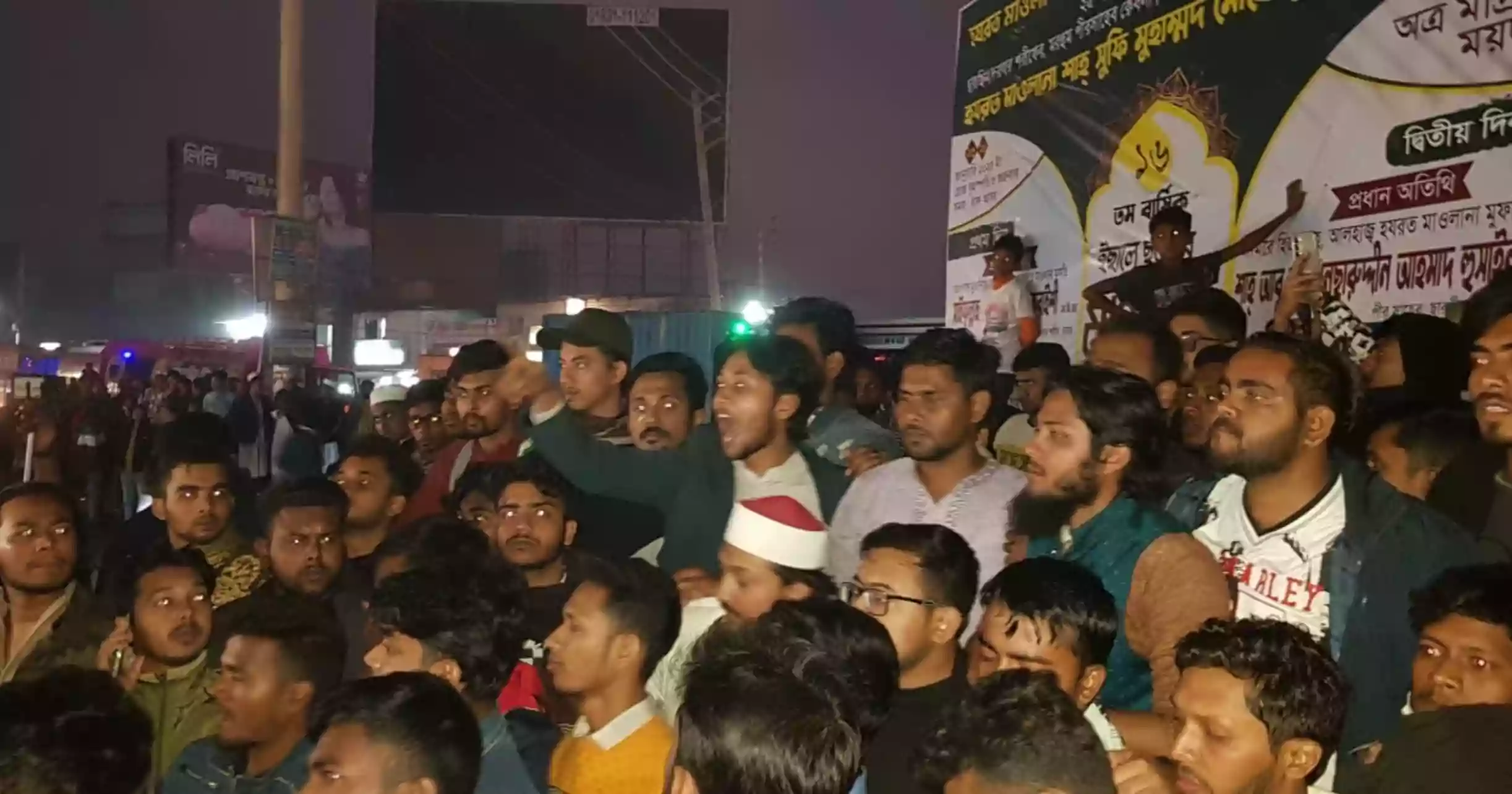 Students and bus staff come to blows over half fare in Barishal