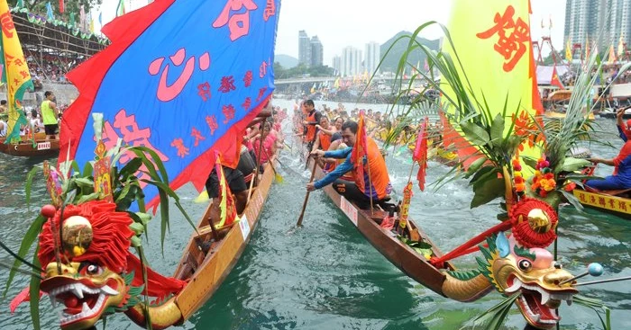 Ancient dragon boat racing finds new home in Xinjiang's desert region