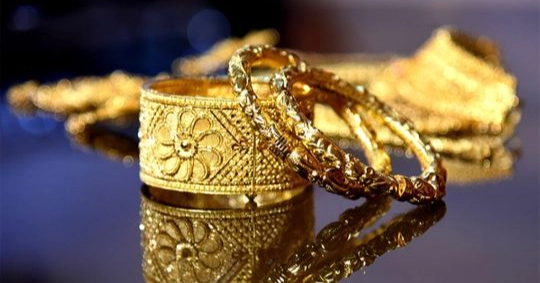 Gold price decreased by Tk1050 per bhori from Sunday 