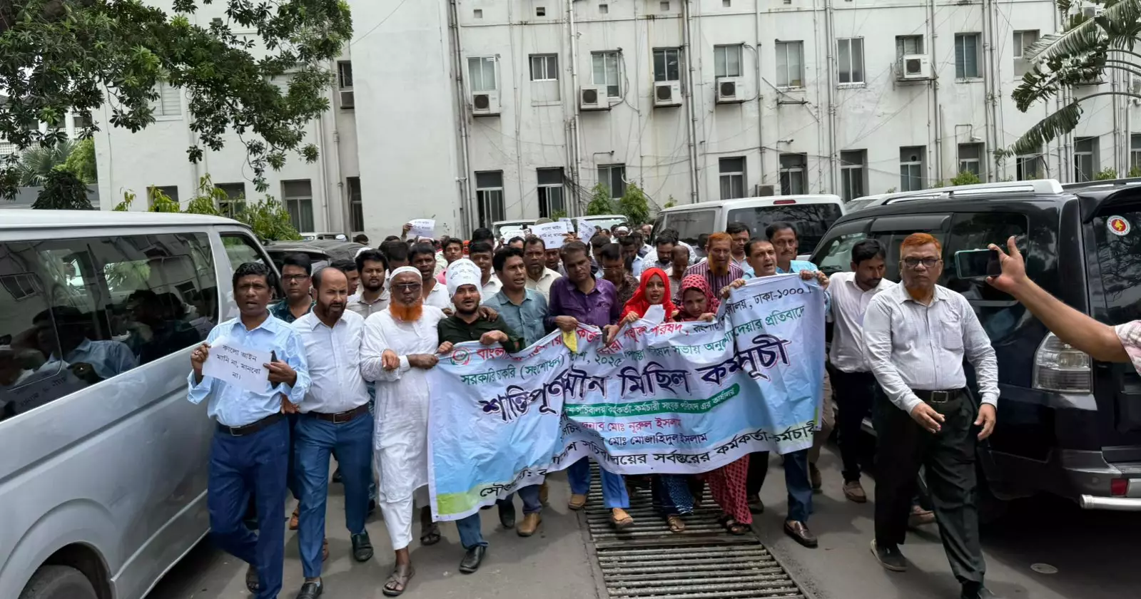 Govt employees suspend demonstrations at Secretariat