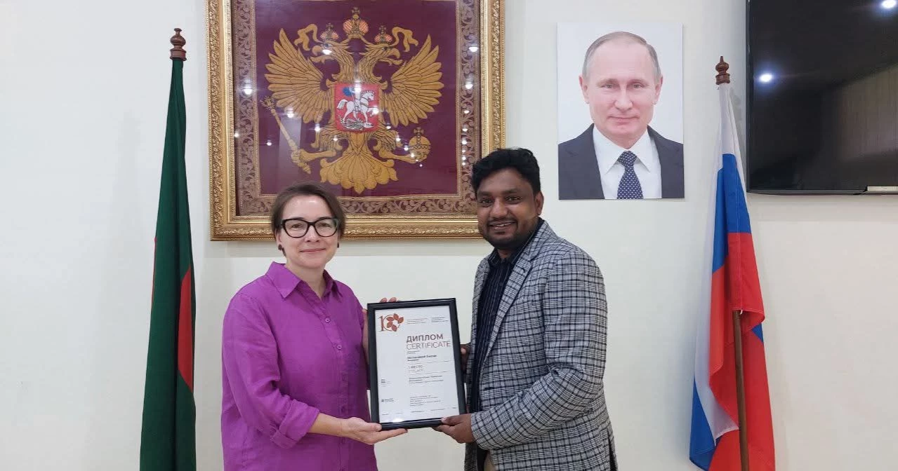 Russian Envoy presents Stenin Award to photographer Suman