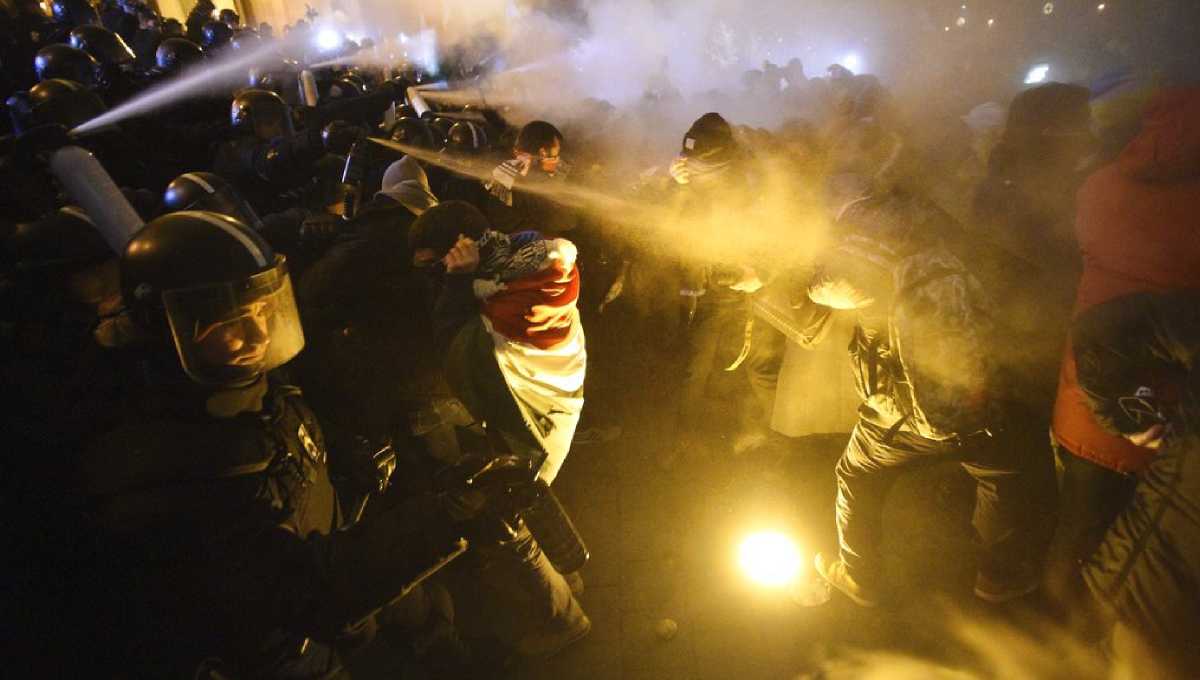 Hungary: Anti-govt protesters confront police at Parliament