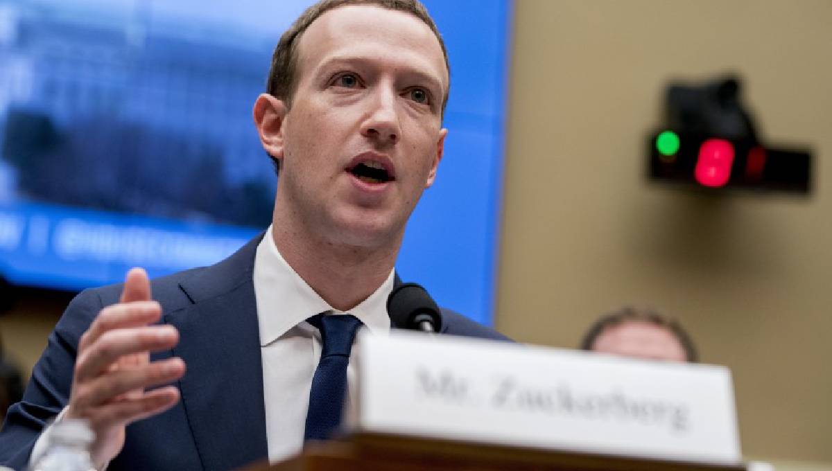 Facebook CEO Mark Zuckerberg heads to Washington