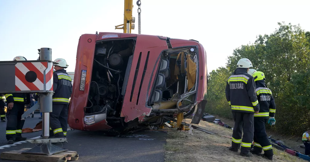 Bus carrying Polish tourists crashes in Hungary killis 12