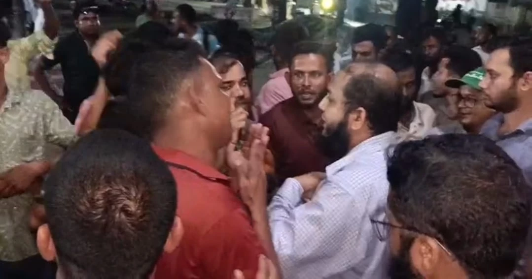 Job seekers protest "irregularities’’ in Lalmonirhat recruitment, briefly confine UNO