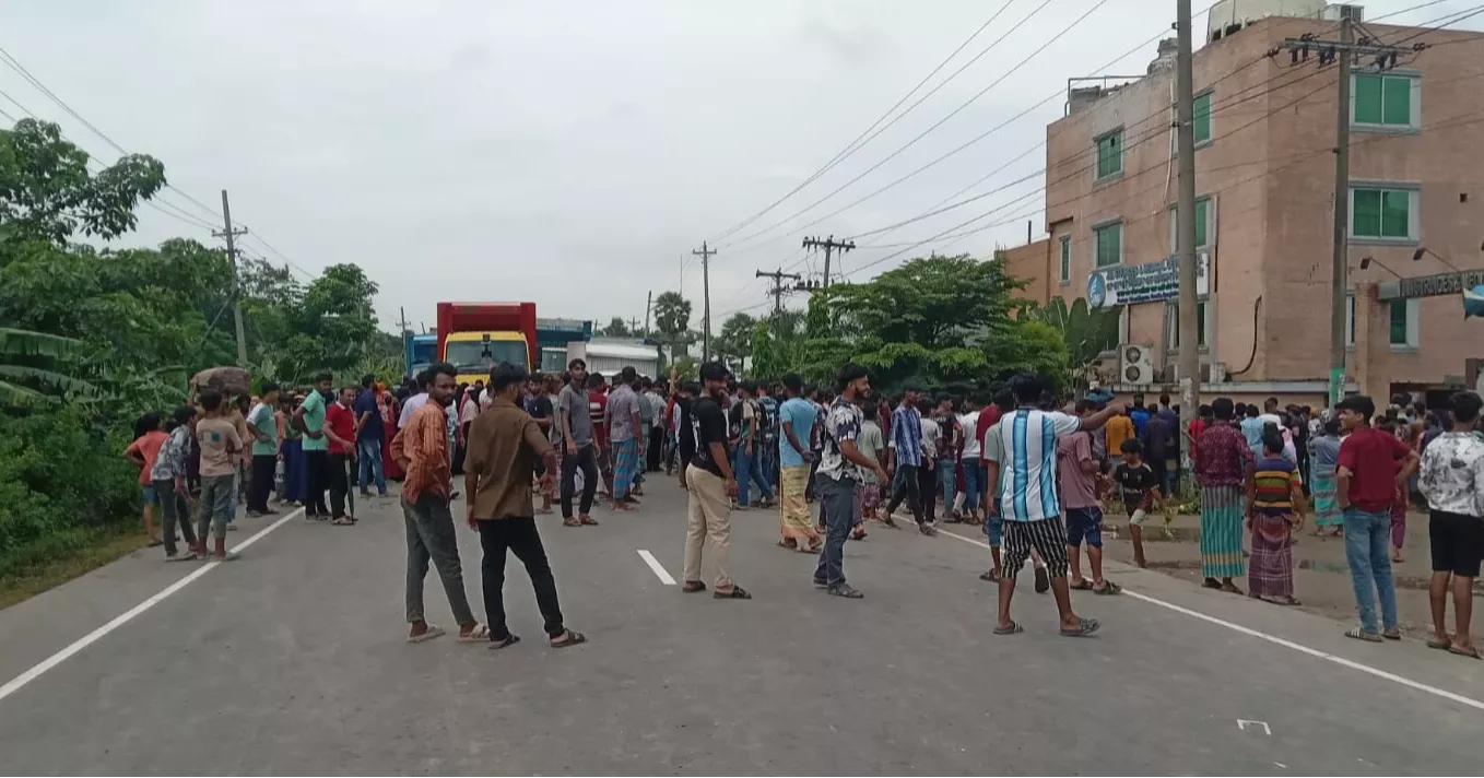 Factory workers block highway in Cumilla, seek wage increase