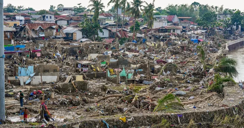 Super Typhoon Fung-wong batters Philippines, tens of thousands evacuated